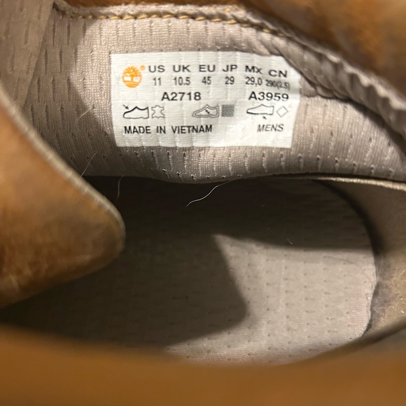 Timberland Tan Chukka Boots with Round Toe and Lace-Up Design - Picture 4 of 4